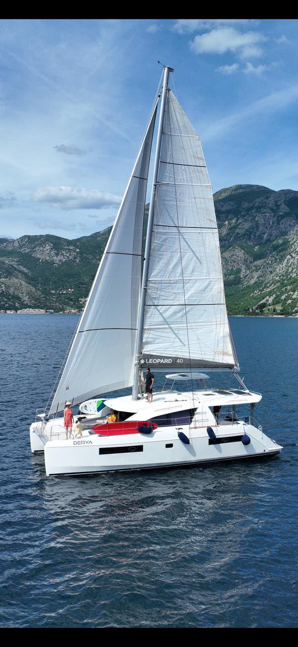 Катамаран Leopard 40 «Derya» под парусами в Бока-Которской бухте