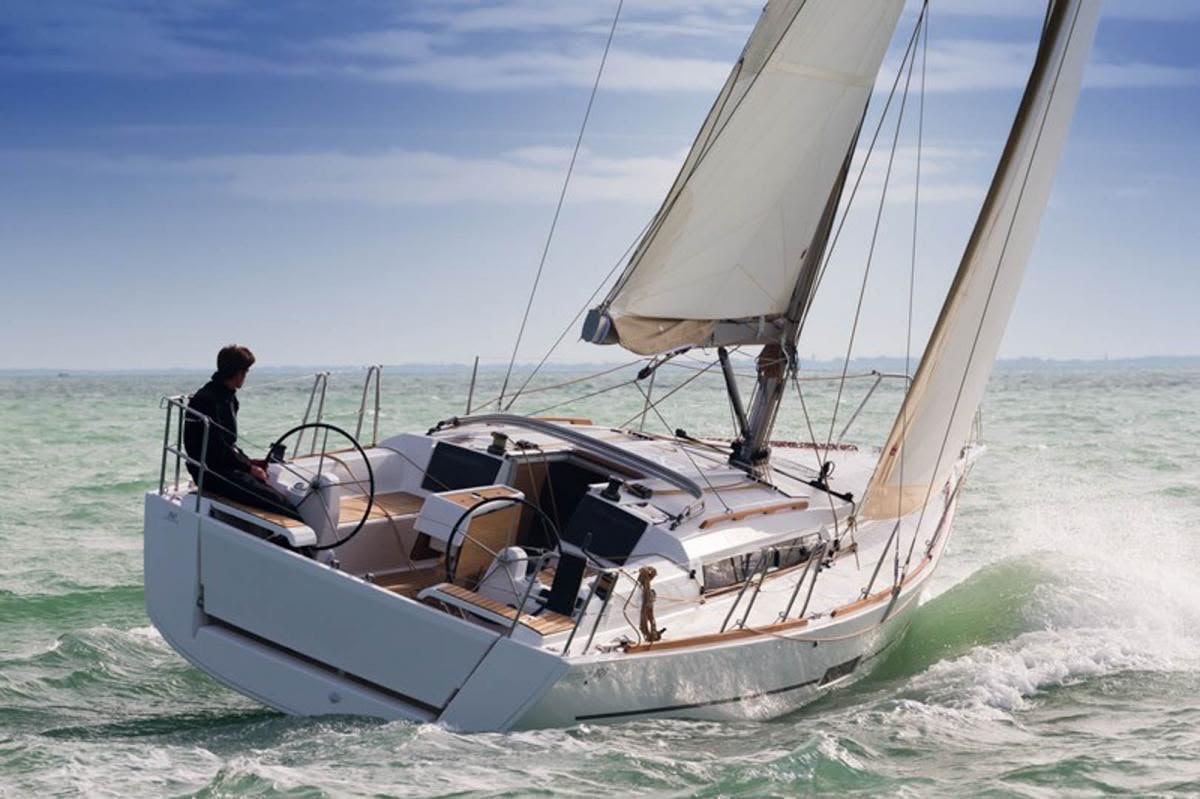 Парусная яхта Dufour в море
